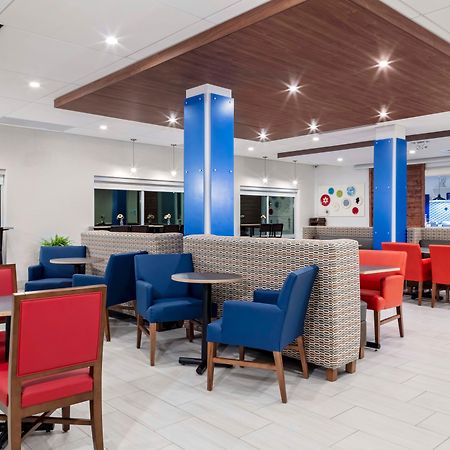 Holiday Inn Express & Suites - Madison By Ihg Buitenkant foto