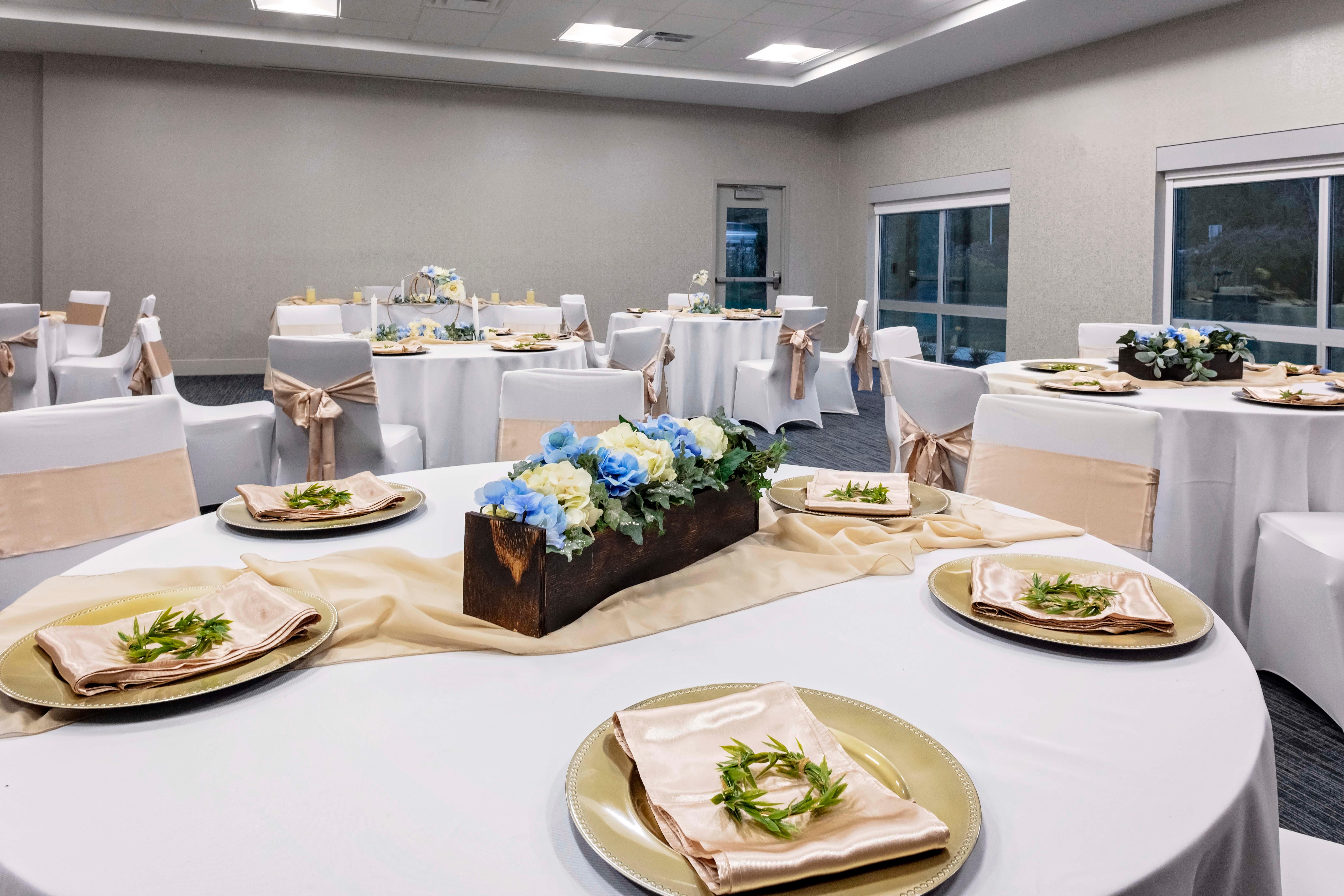 Holiday Inn Express & Suites - Madison By Ihg Buitenkant foto