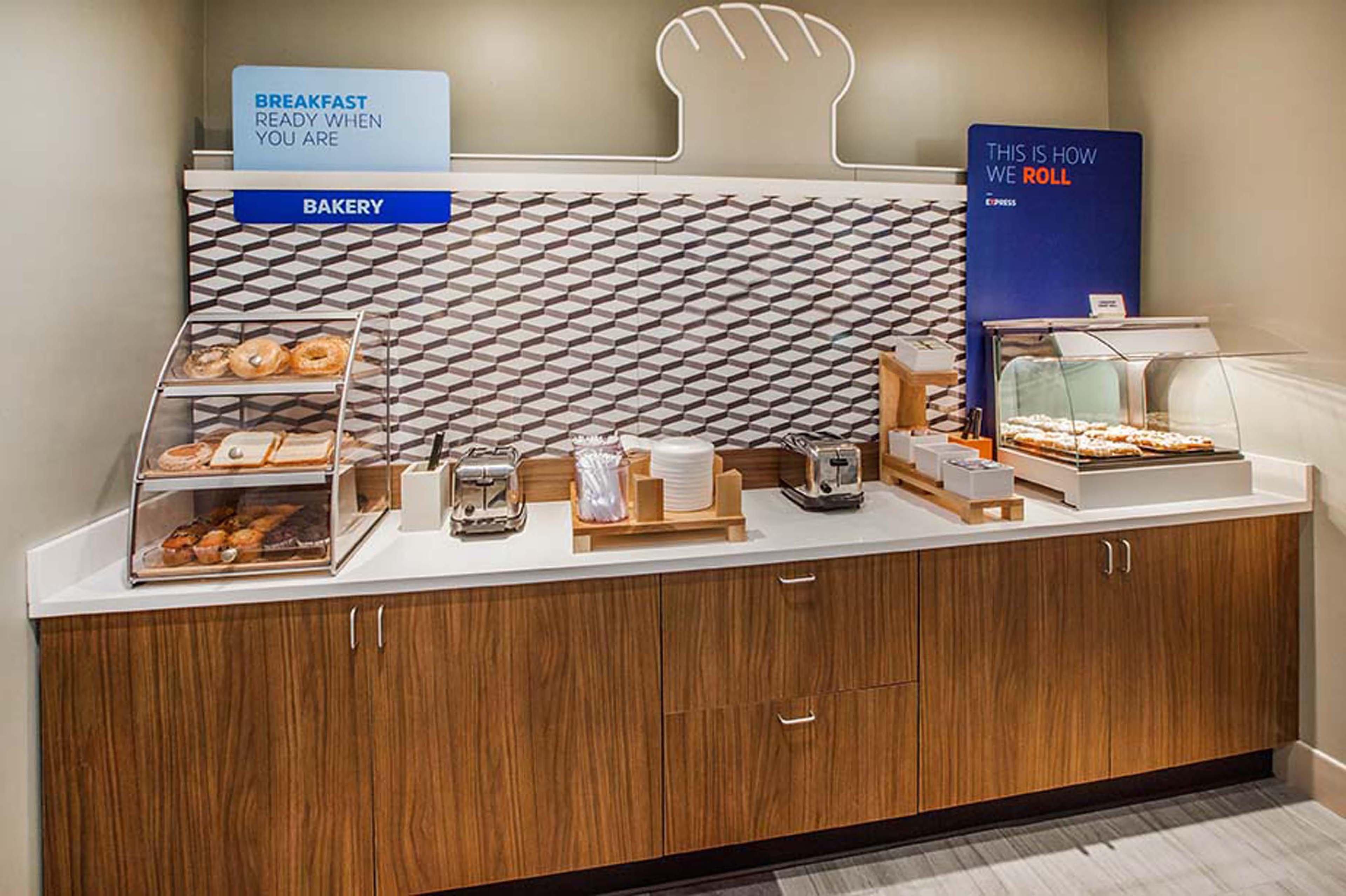 Holiday Inn Express & Suites - Madison By Ihg Buitenkant foto