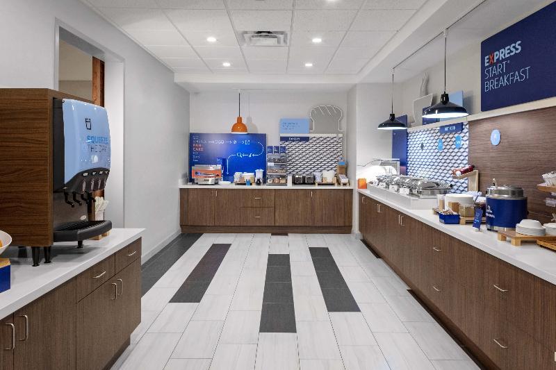 Holiday Inn Express & Suites - Madison By Ihg Buitenkant foto